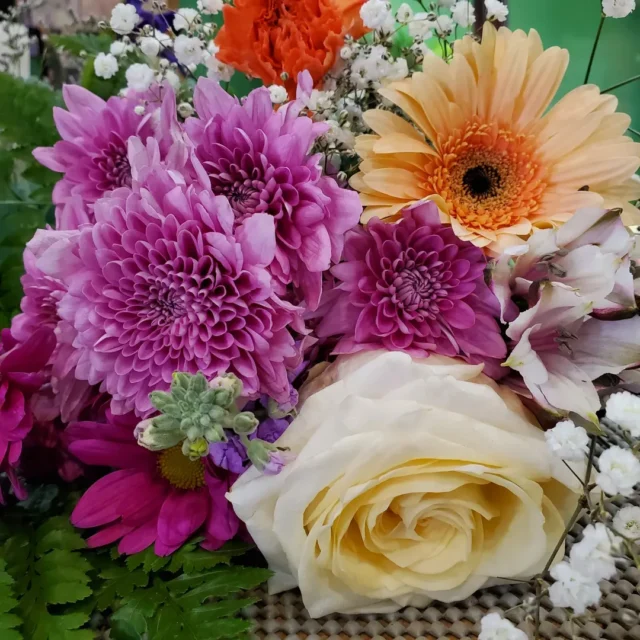 Composition florale aux fleurs variées et aux couleurs vives signée Atelier Floral Crescent au centre-ville de Montréal.