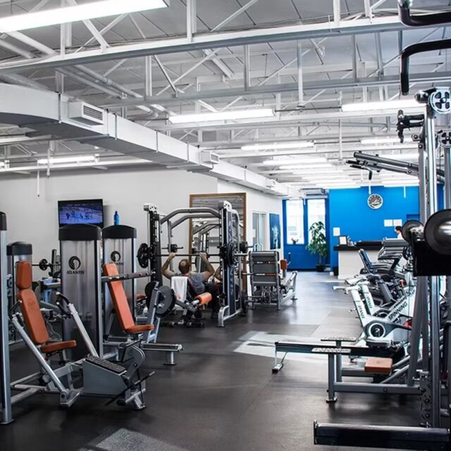 Membres s’entraînant dans la salle de musculation du Club Athlétique Sherbrooke au centre-ville de Montréal.