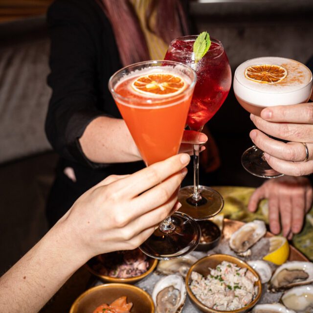 Cocktails et petites bouchées au Flâneur Bar Lounge, Montréal
