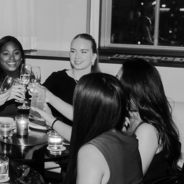 Clients qui trinquent au French Line à Montréal, ambiance feutrée.