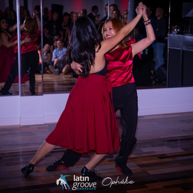 Deux danseuses exécutant une danse latine pendant un cours au studio Latin Groove à Montréal.