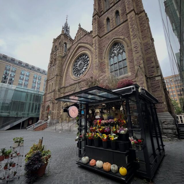 Kiosque fleuri du Marché aux Fleurs installé sur le parvis de l’église Saint-James au centre-ville de Montréal