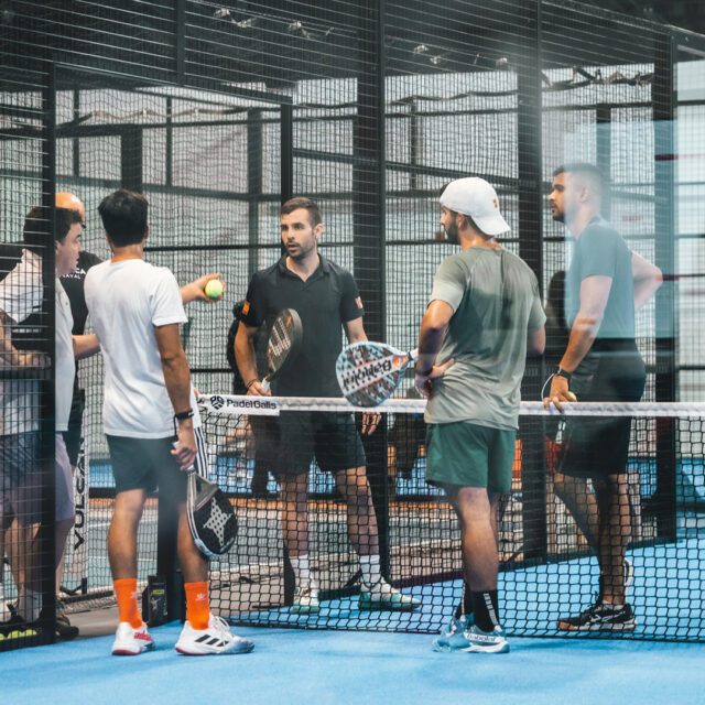 Groupe de joueurs se préparant à une partie de padel sur un terrain intérieur au Padel FVR Cathcart à Montréal.
