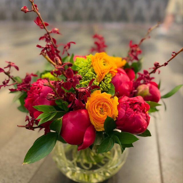 Arrangement floral coloré et contemporain réalisé par Fleuriste Sky au centre-ville de Montréal.