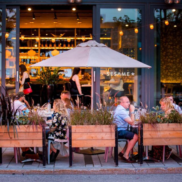 Terrasse animée du restaurant asiatique Sesame à Montréal