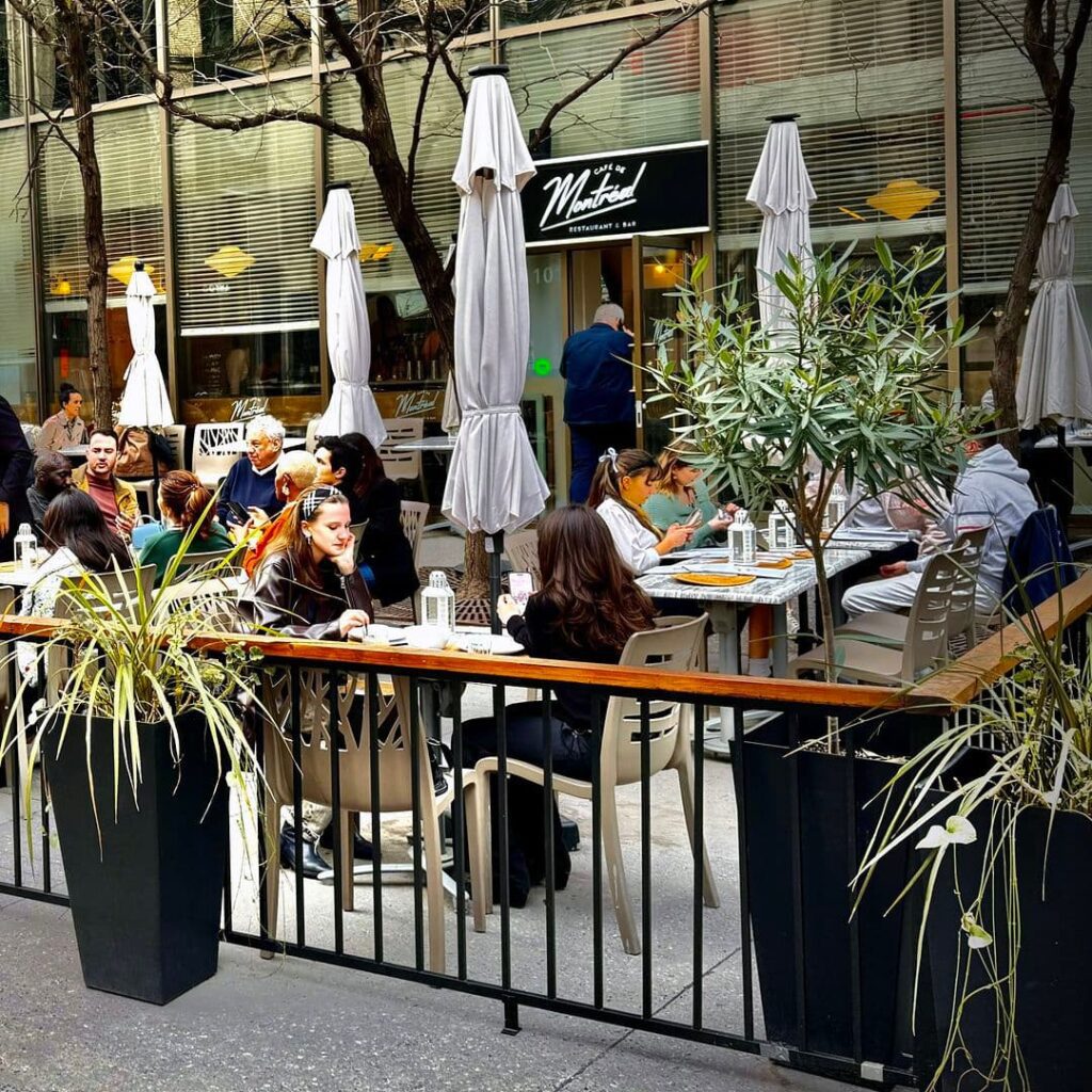 Les meilleurs endroits pour manger en terrasse au centre-ville, dont le Café de Montréal