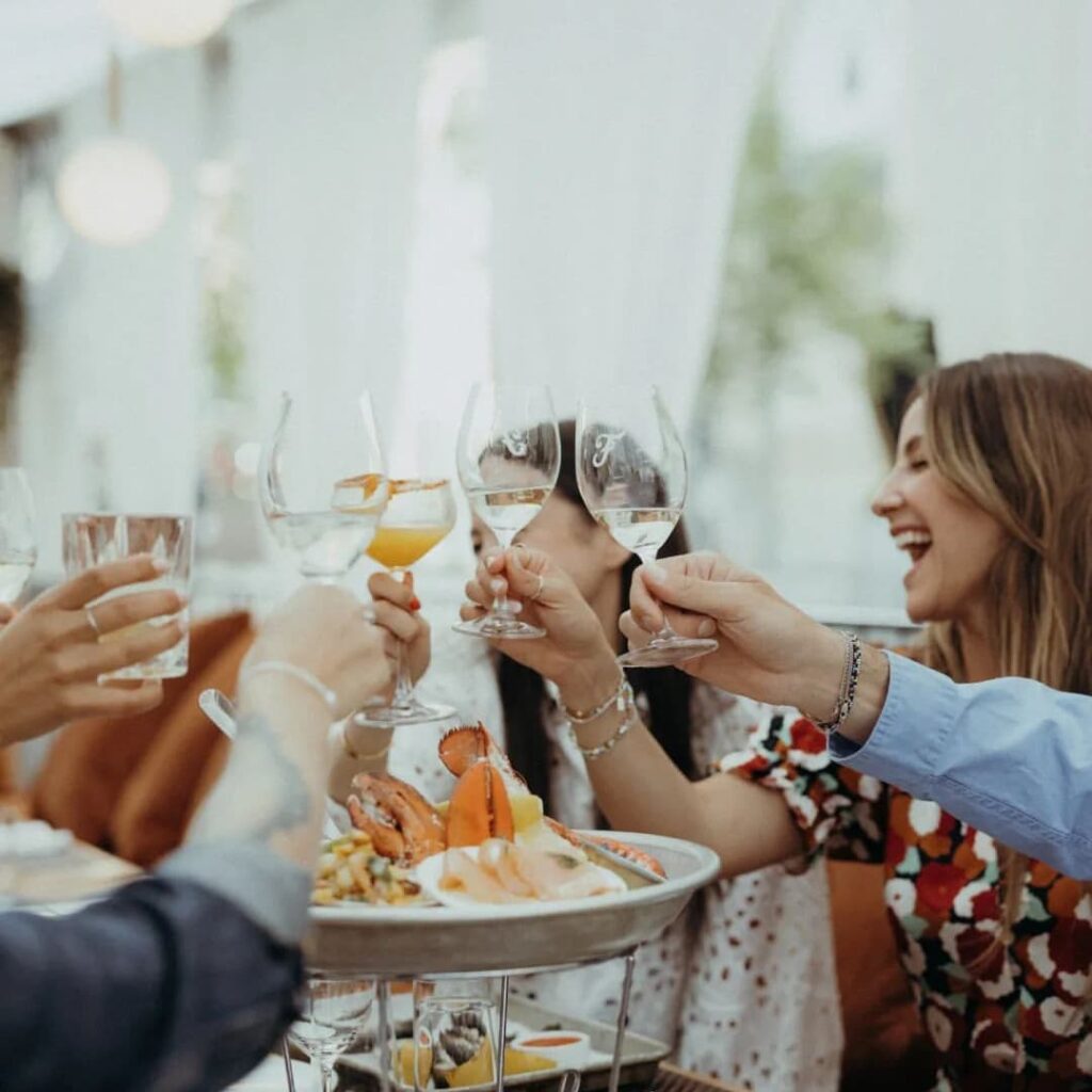 Les meilleures places pour manger en terrasse au centre-ville de Montréal. Le Ferreira Café, sur la rue Peel