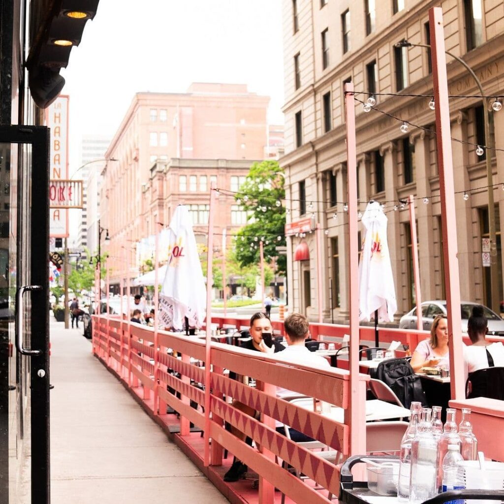 Les meilleures places pour manger en terrasse au centre-ville de Montréal. Escondite, sur l'avenue Union et la rue Drummond