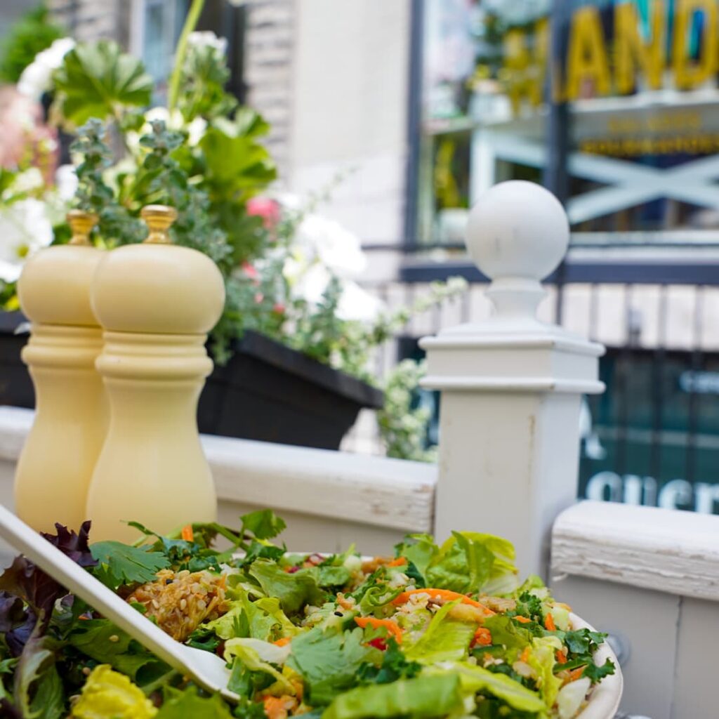 Les meilleures places pour manger en terrasse au centre-ville de Montréal. Le Mandy's, rue Crescent