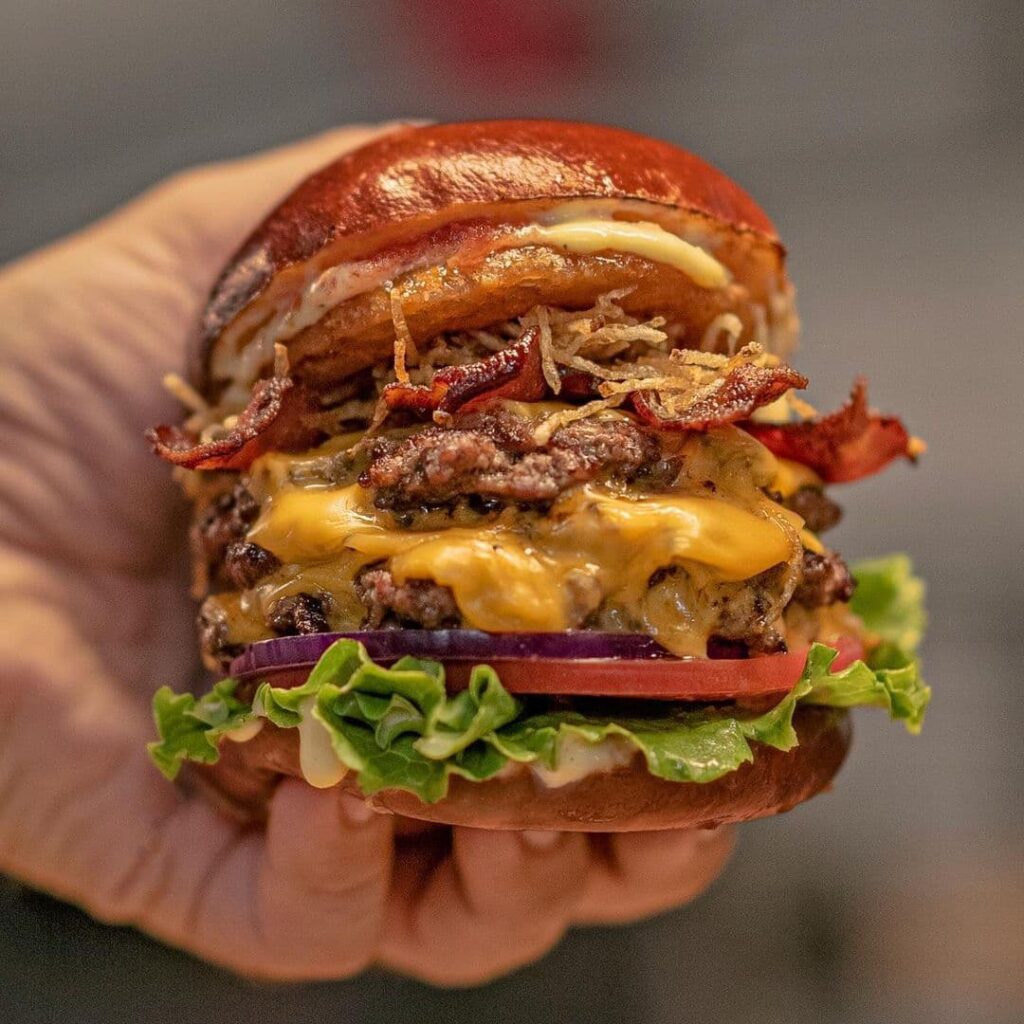 Les meilleures places pour manger en terrasse au centre-ville de Montréal. Le Patty Slaps sur la rue Sainte-Catherine