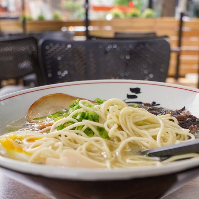Bol de ramen sur la terrasse de Sansotei Ramen au centre-ville