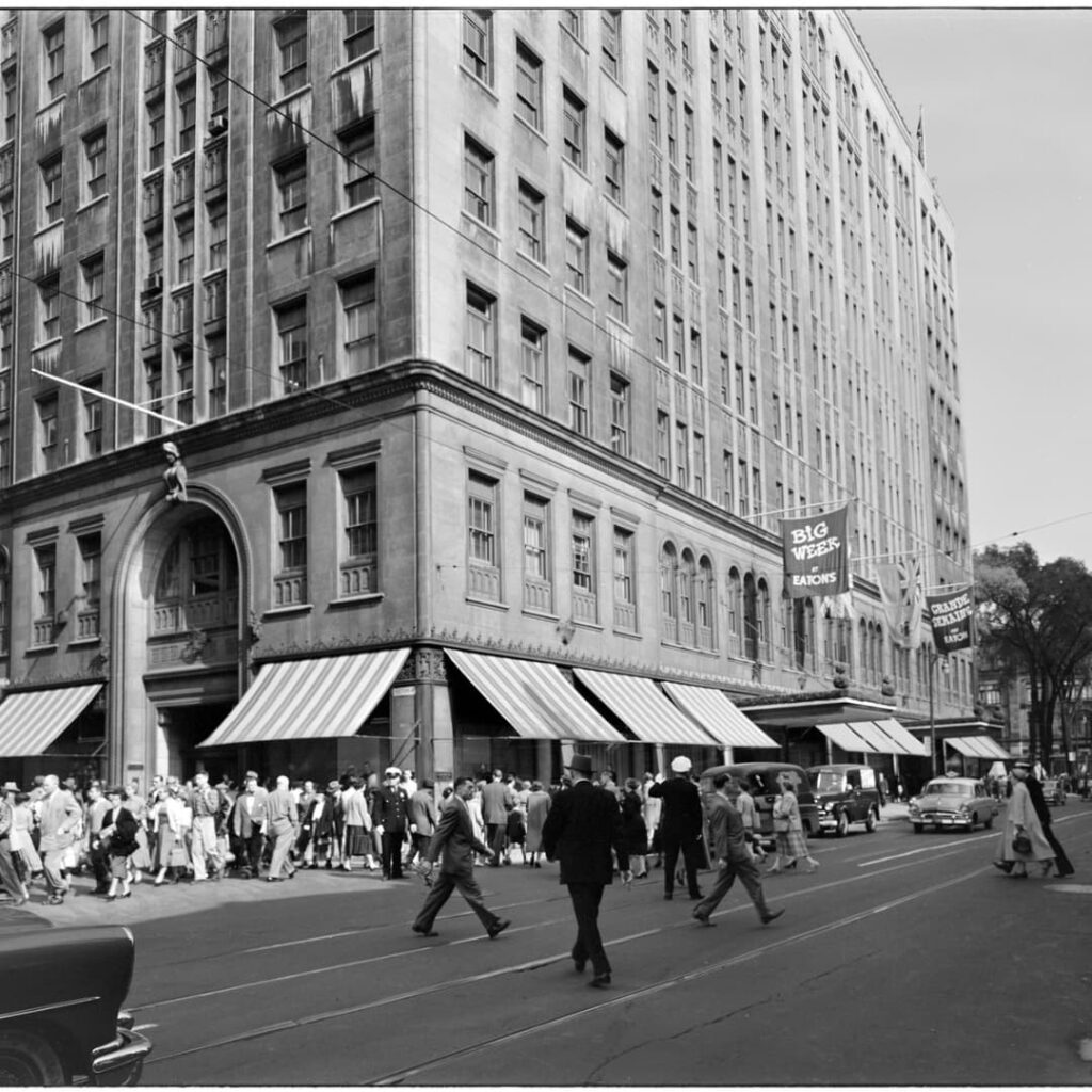 L’édifice du magasin Eaton, à l'angle des rues Sainte-Catherine et Victoria, devenue Avenue McGill College. (vers 1950)