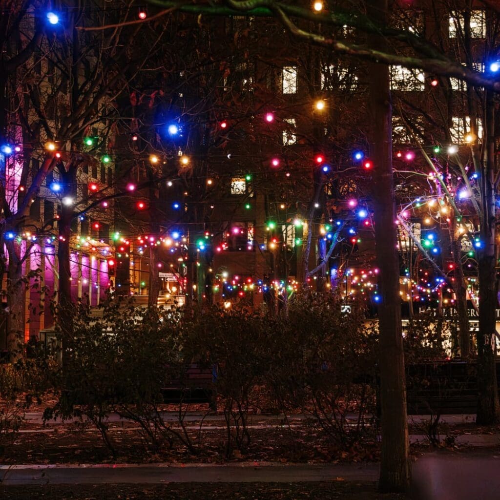 Les illuminations de la place Riopelle au centre-ville de Montréal
