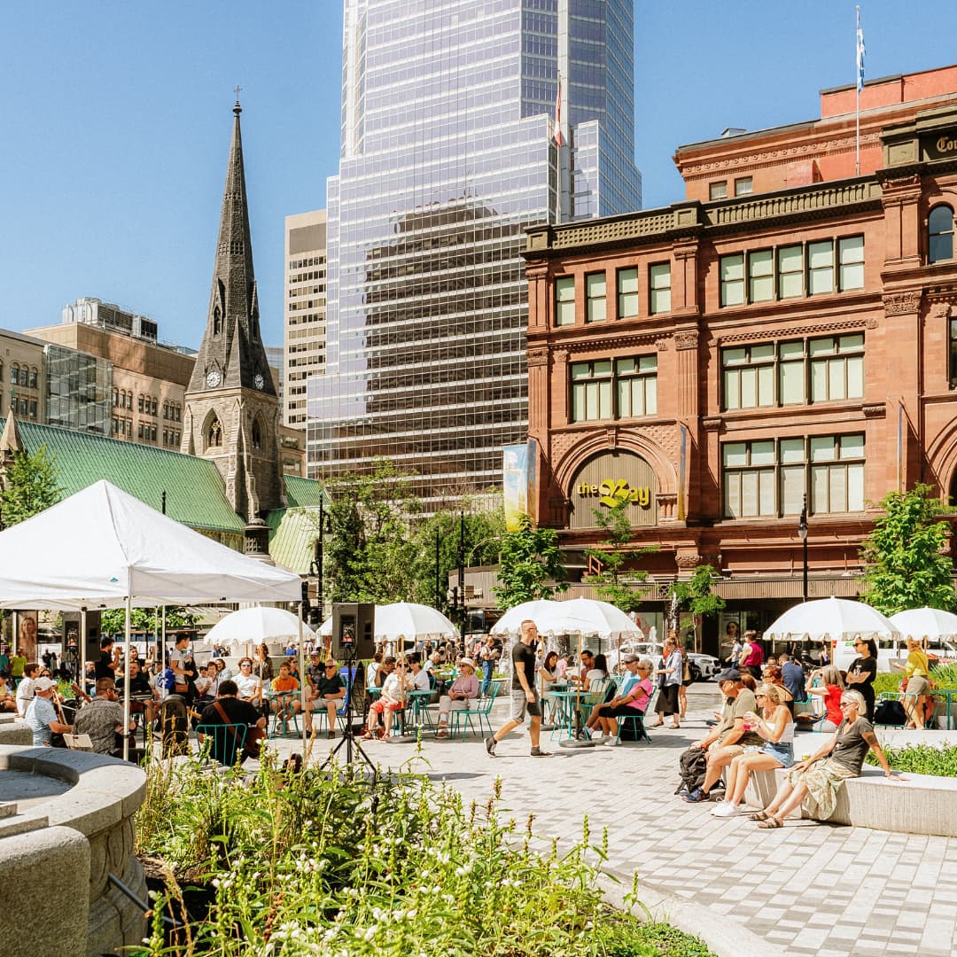 le square Phillips, animé durant l'été, au centre-ville de Montréal