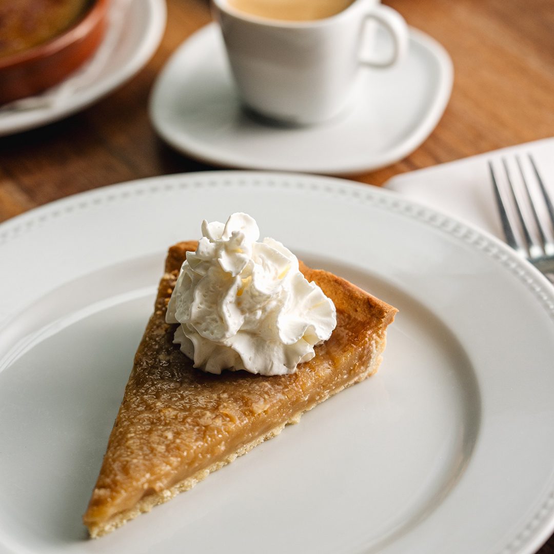 Pointe de tarte au sucre garnie de crème fouettée servie au brunch des sucres aux Enfants Terribles.