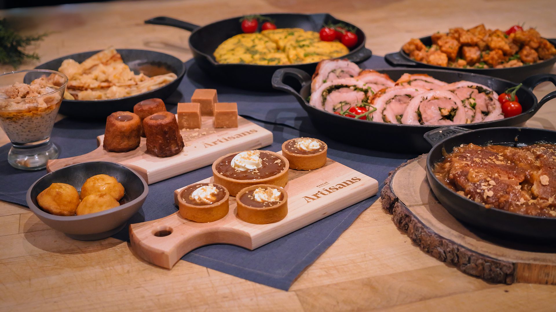 Buffet du temps des sucres au Marché Artisans avec plats salés et desserts à l’érable servis sur la table.