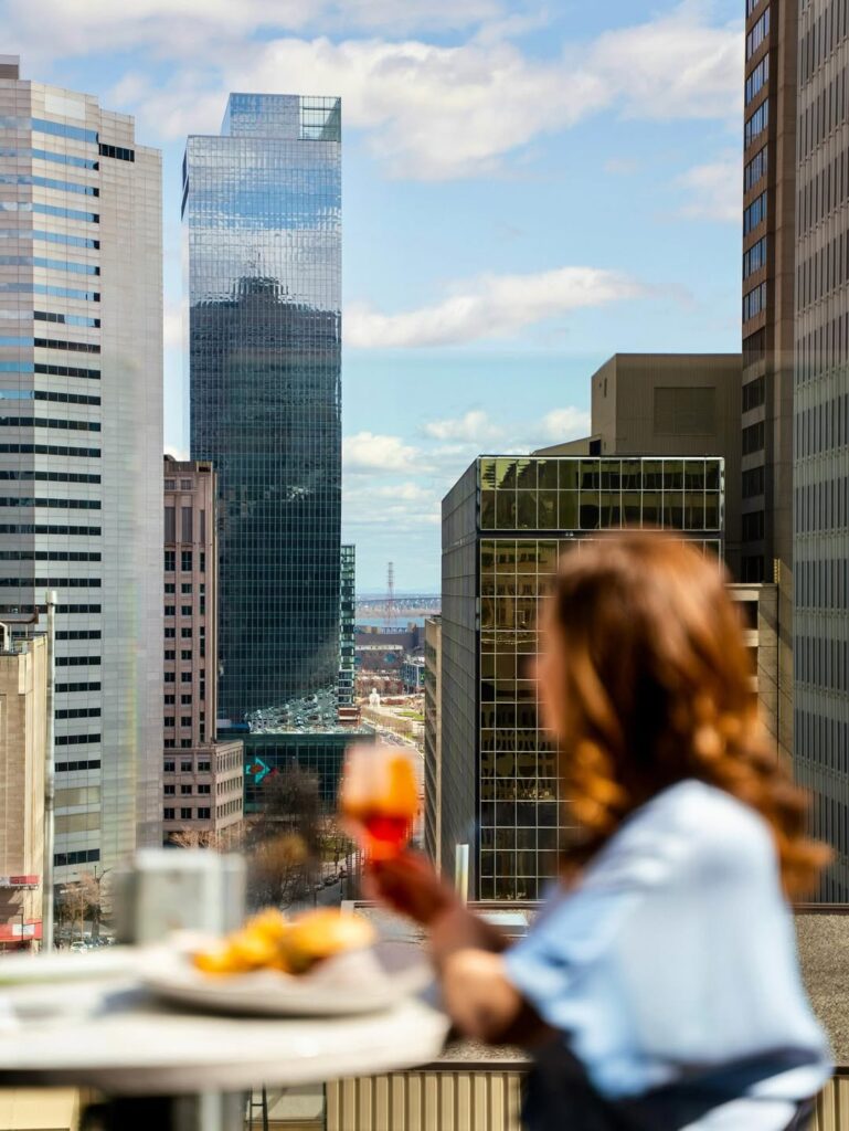 Femme buvant un cocktail en regardant au loin, sur la terrasse R Montréal