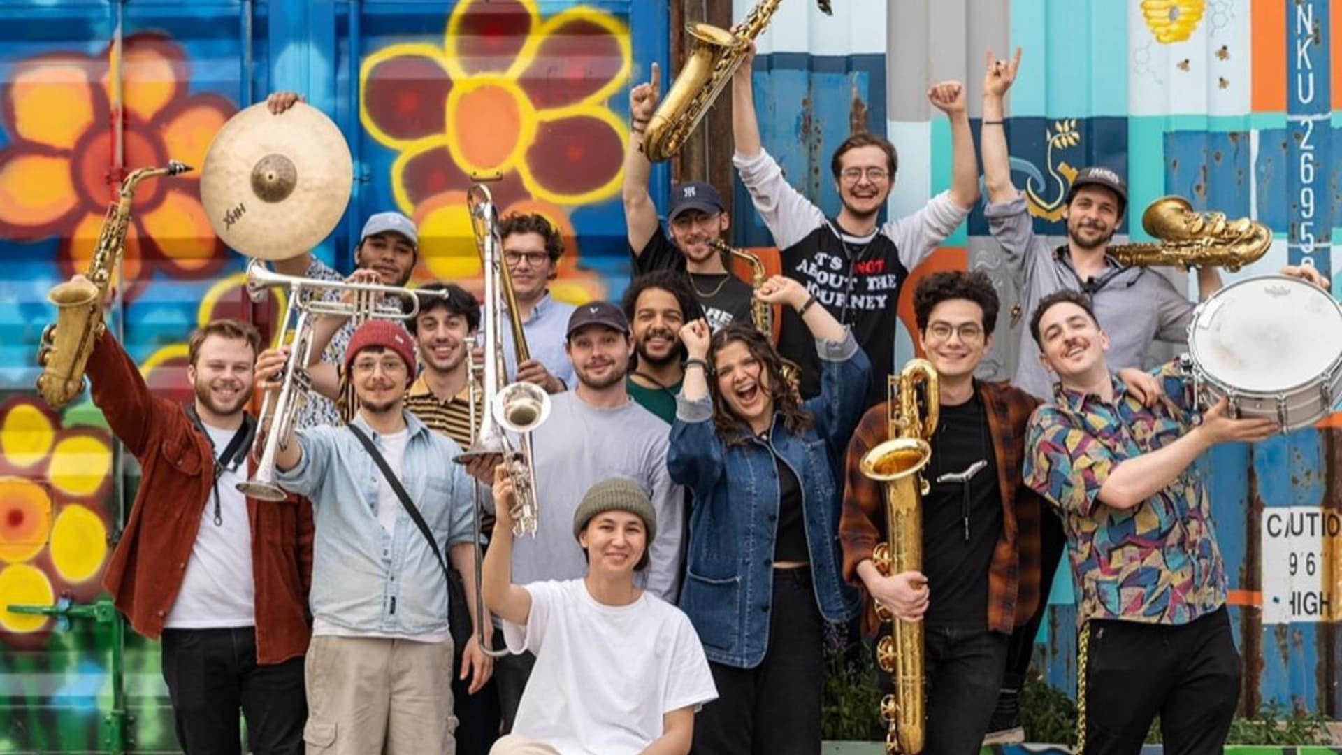 Le groupe Dusty Brass Band au centre-ville de Montréal