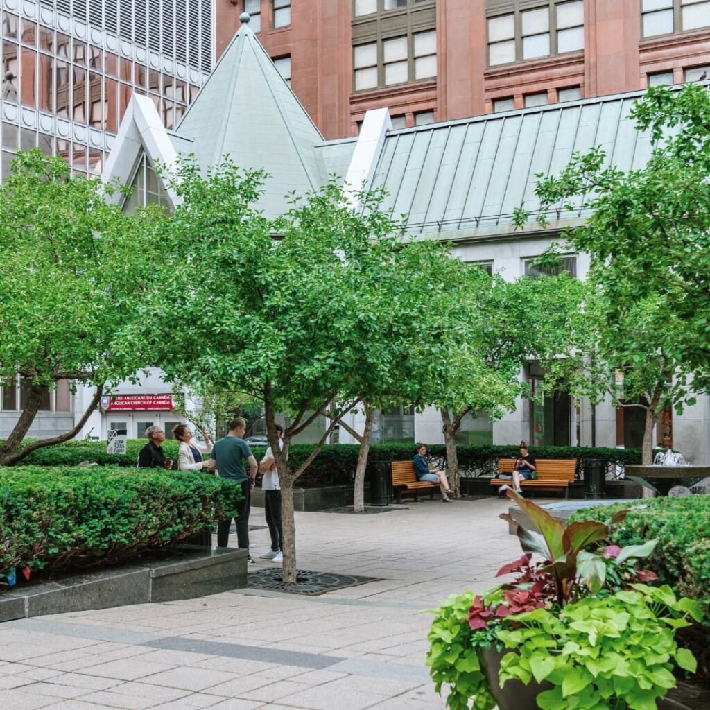 Le square Raoul Wallenberg au centre-ville de Montréal