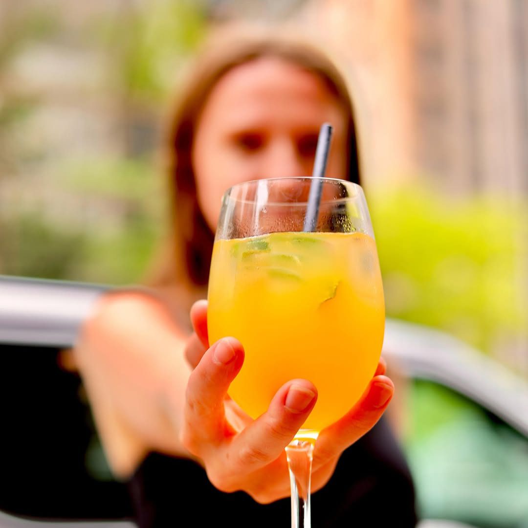 Cocktail estival jaune vif servi en terrasse à Cantina, parfait pour une pause rafraîchissante au cœur de Montréal.