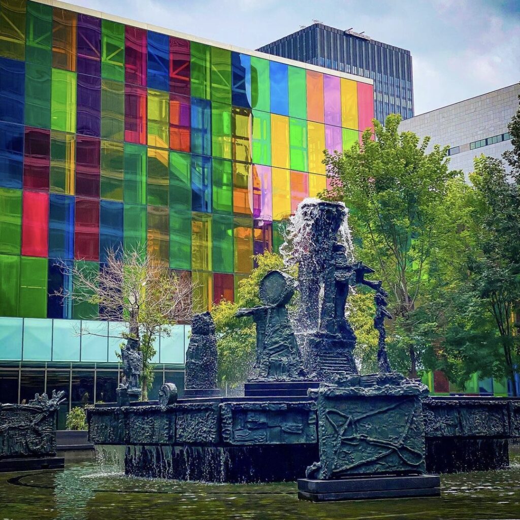 Place Jean-Paul-Riopelle, Montréal : Fontaine La Joute, jets d'eau changeants, cercle de feu, forêt urbaine, quartier international.