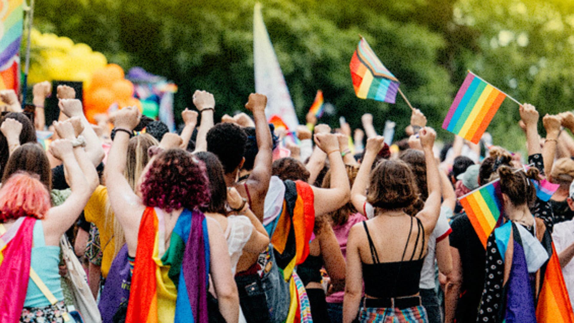 Spectacle au Festival Fierté Montréal avec une performance sur scène et une foule enthousiaste.