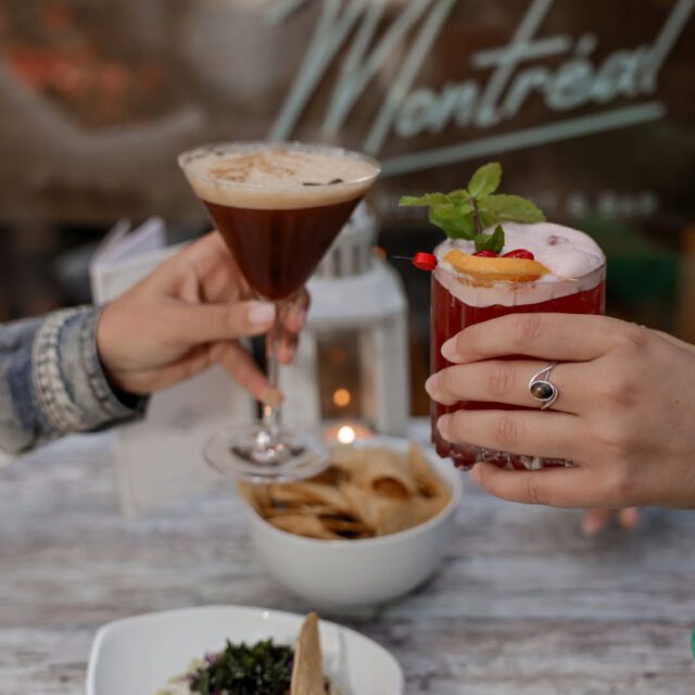 Cocktails servis au Café de Montreal lors d’un 5 à 7.