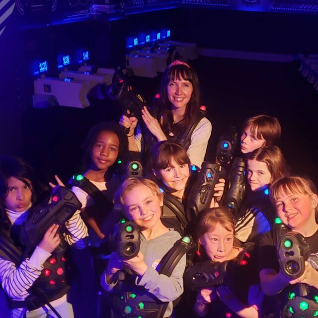groupe d’enfants équipés pour une partie de laser tag au Laser Game Evolution.