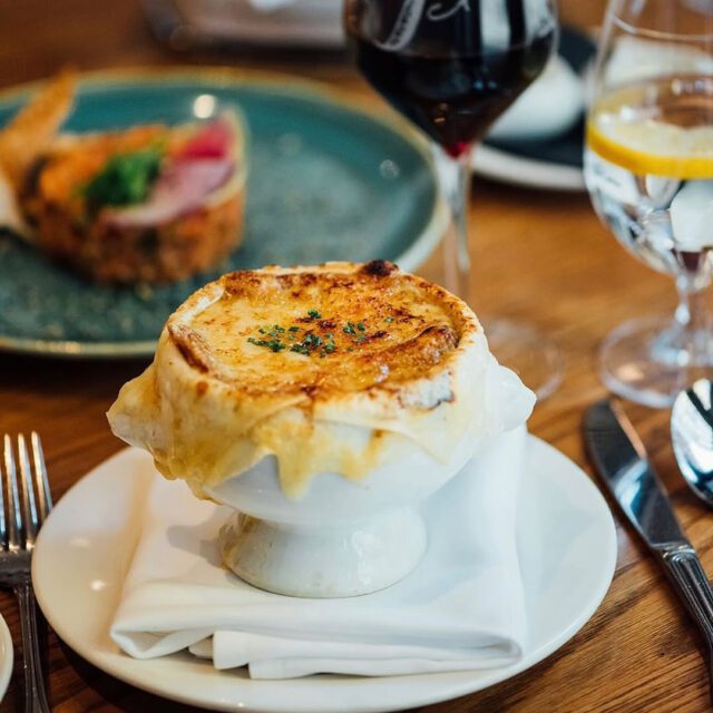 Soupe gratinée à l’oignon au restaurant Le Pois Penché à Montreal