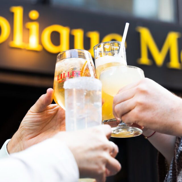 Verres levés en terrasse devant McLean’s Pub à Montreal.