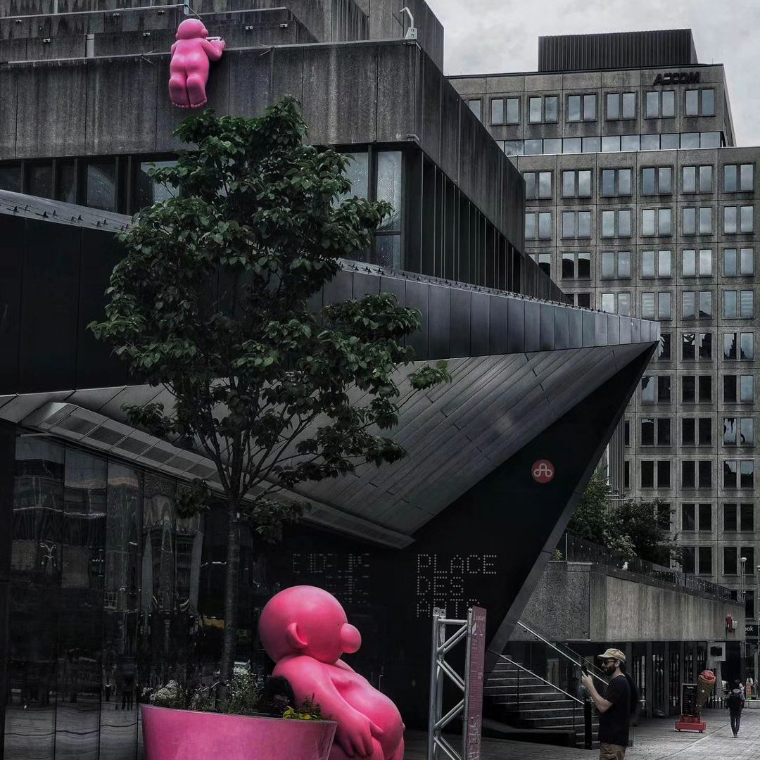 Sculptures roses du Mignonisme par Philippe Katerine au Quartier des spectacles, centre-ville de Montréal.