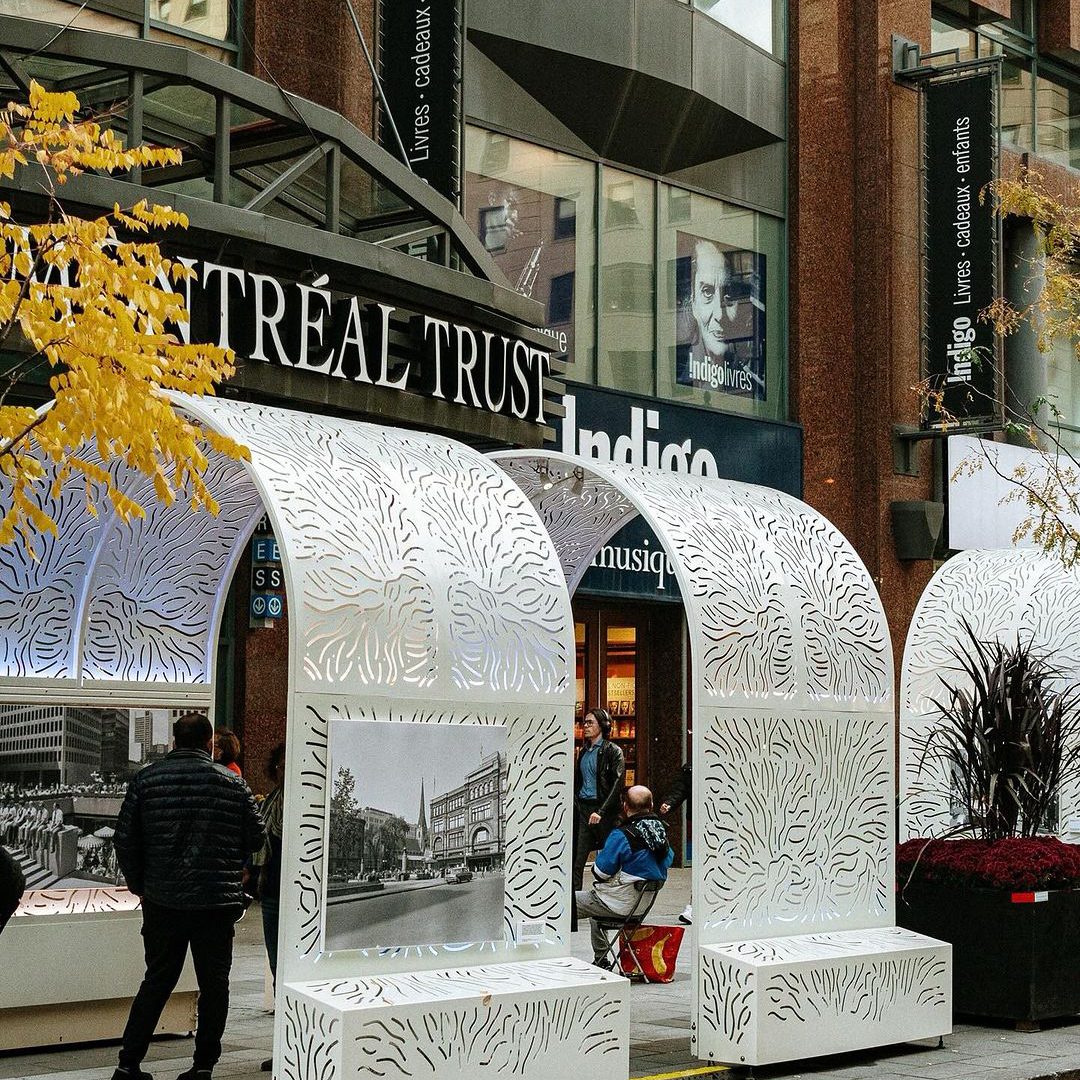 Entrée de Place Montréal Trust avec des arches décoratives et la librairie Indigo, rue Sainte-Catherine, Montréal.