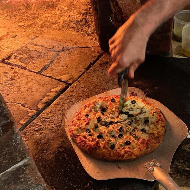 Pizza cuite au four à bois chez Siciliana au centre-ville de Montreal