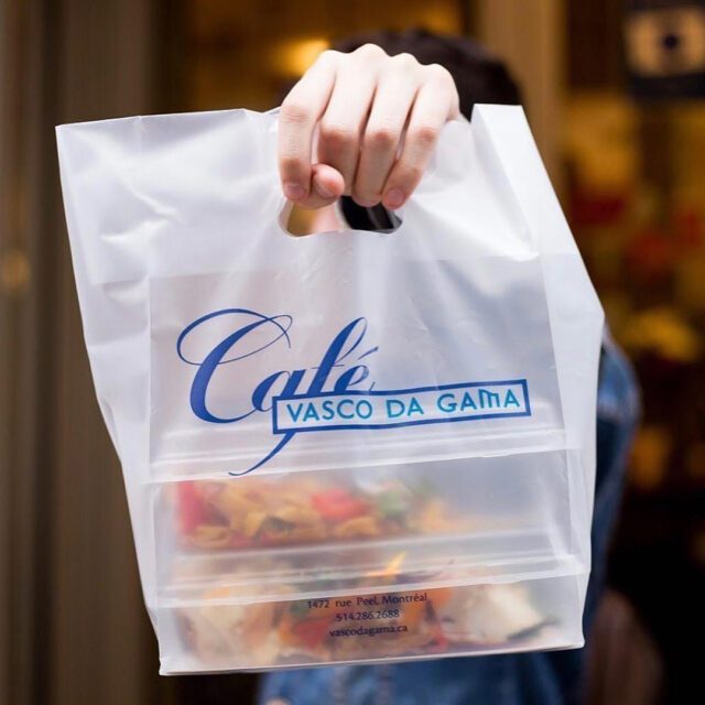 Repas pour emporter dans un sac du Café Vasco da Gama au centre-ville