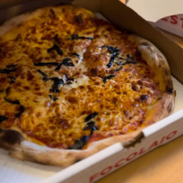 Pizza napolitaine au fromage, prête à emporter à Montréal