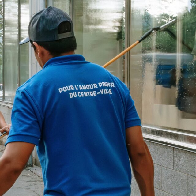 Le nettoyage de vitrines autour du chantier, organisé par Montréal centre-ville.