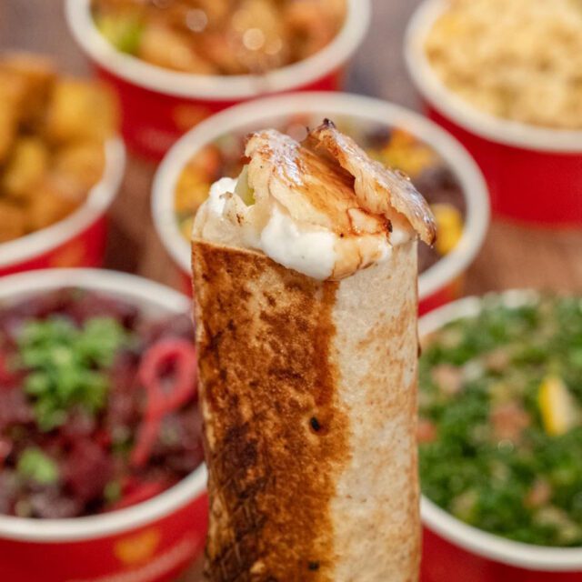 Shawarma roulé servi avec accompagnements, option rapide au centre-ville