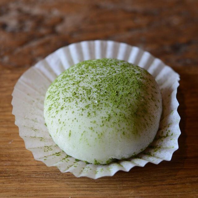 Mochi au matcha servi chez Tsujiri au centre-ville de Montreal