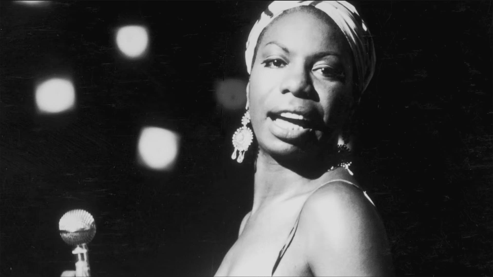 Portrait de Nina Simone sur scène, icône du jazz et de la soul.