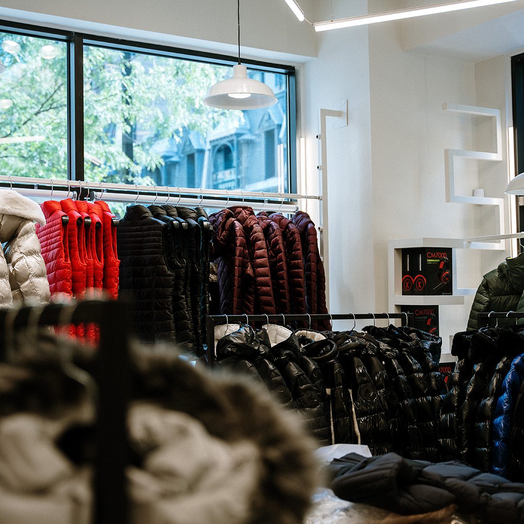 Manteaux d’hiver exposés dans la boutique Bishop & Catherine, Montréal