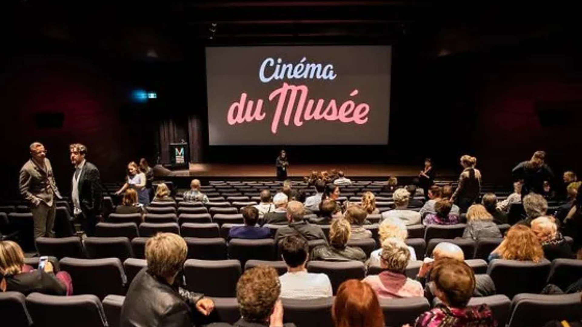 Spectateurs dans la salle du Cinéma du Musée à Montréal.