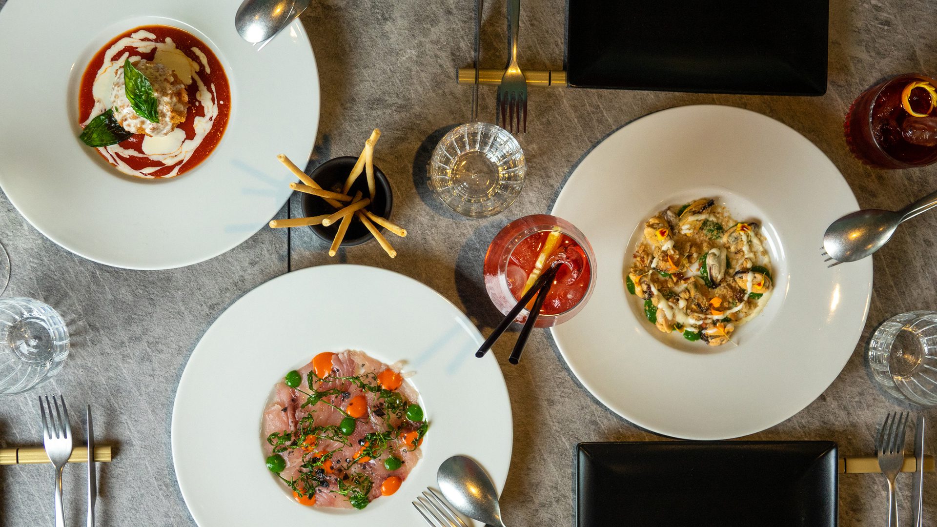 assiettes de plats raffinés avec cocktails dans le cadre de MTLàTable