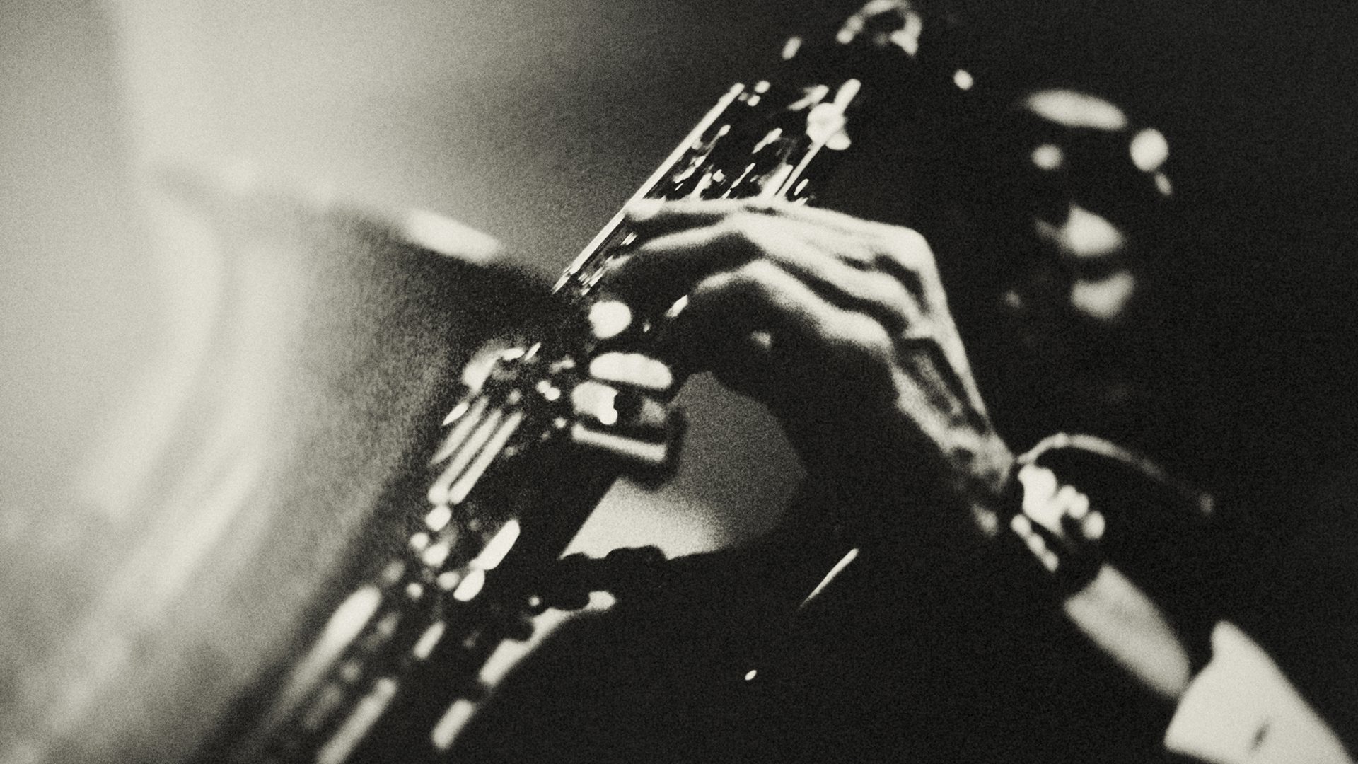 Portrait of a saxophone player in a jazz club.