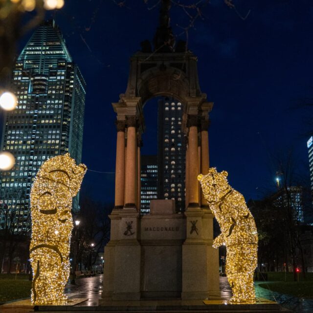 Ours géant illuminés à la Place du Canada au centre-ville de Montréal