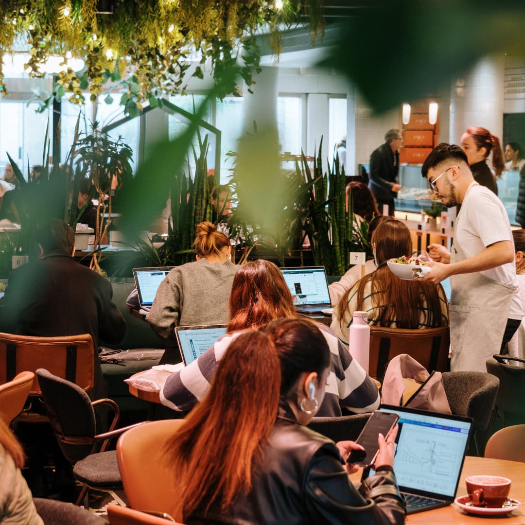 Étudiants qui étudient dans un café au centre-ville de Montréal