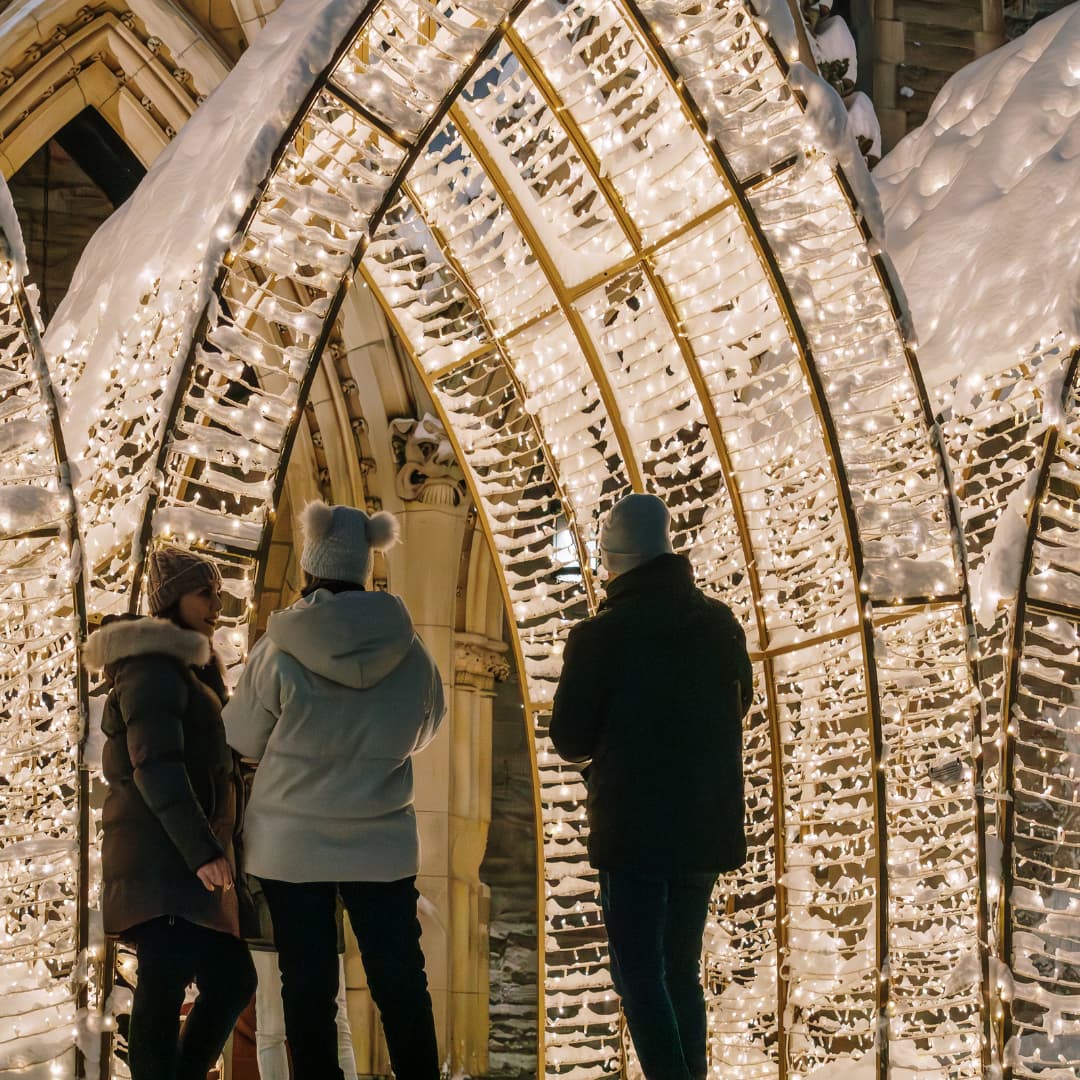 Des touristes qui visite les illuminations du centre-ville de Montréal