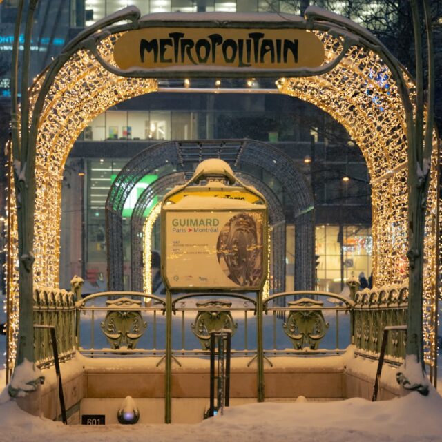 Entrée du métro parisien au square Victoria au centre-ville de Montréal