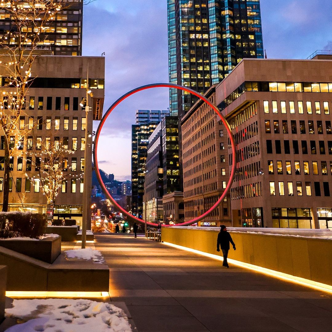 Anneau PVM sous la neige au centre-ville de Montréal