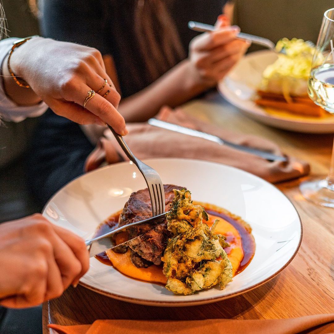 Assiette raffinée au Bivouac, restaurant montréalais idéal pour les repas en famille.