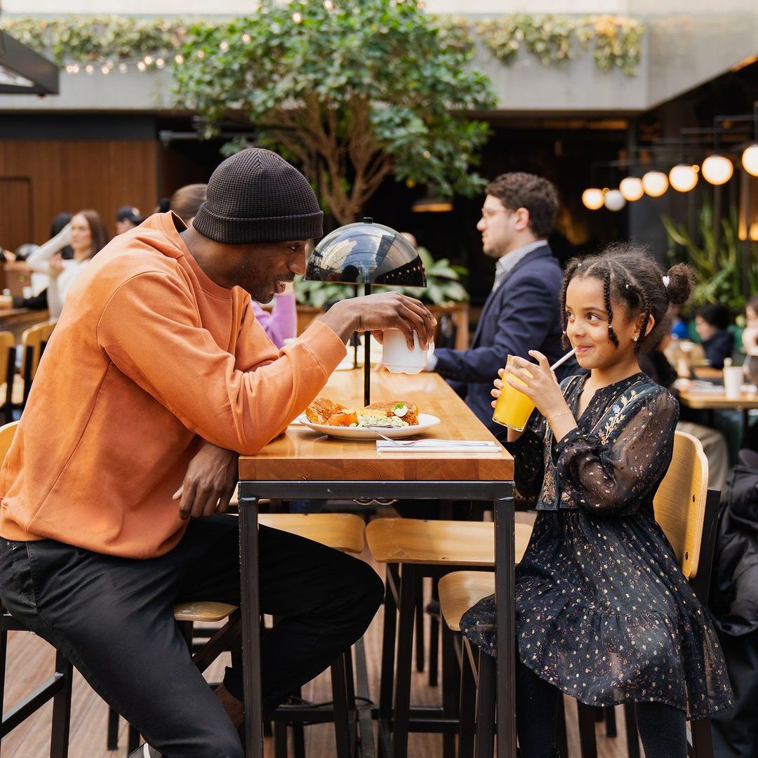 Repas parent-enfant au Cathcart, espace culinaire convivial au centre-ville.